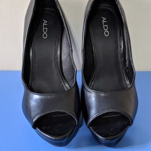 Black Peep toe pump